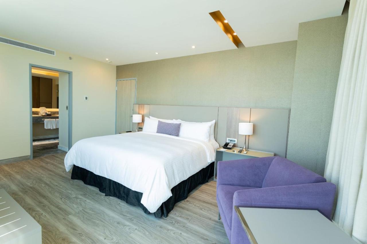 Camino Real Fashion Drive Monterrey Hotel San Pedro Garza Garcia Luaran gambar A bedroom at the hotel