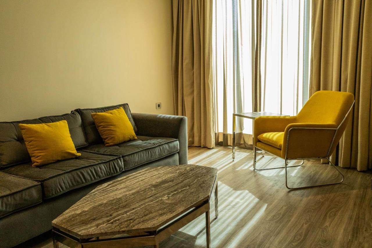 Camino Real Fashion Drive Monterrey Hotel San Pedro Garza Garcia Luaran gambar A living room at the hotel