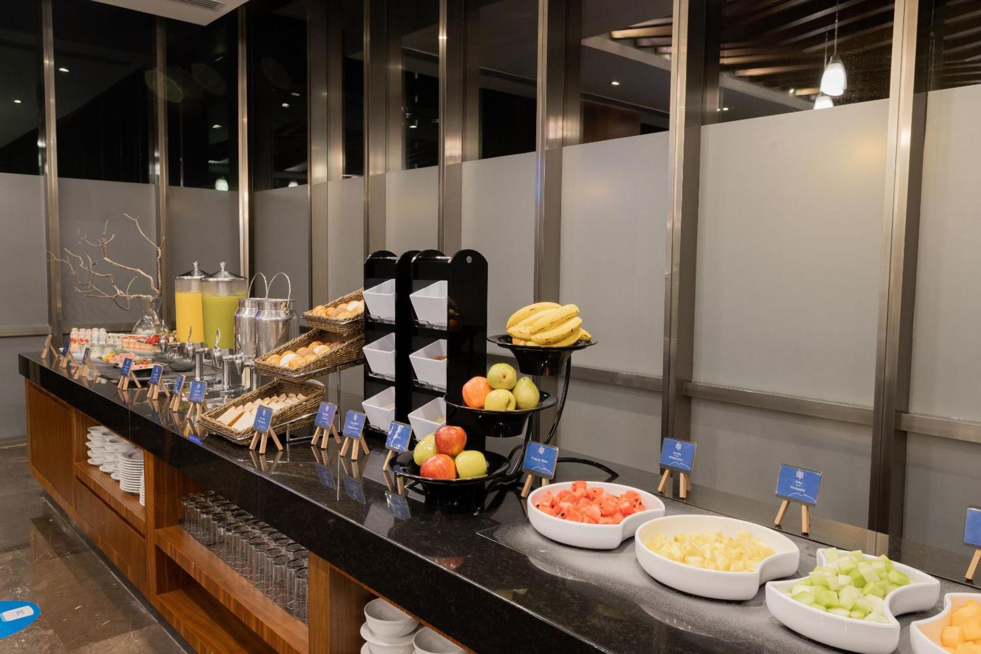 Camino Real Fashion Drive Monterrey Hotel San Pedro Garza Garcia Luaran gambar A buffet at an airport lounge