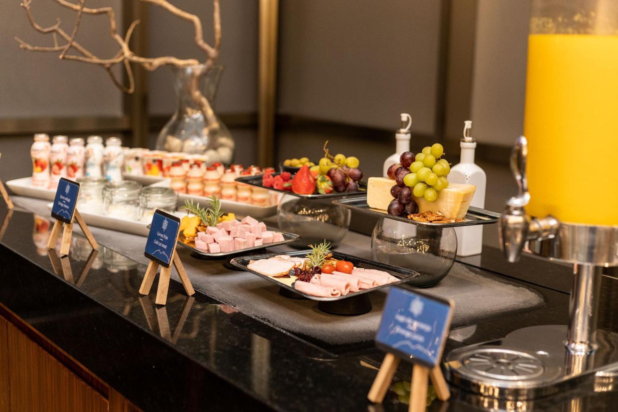 Camino Real Fashion Drive Monterrey Hotel San Pedro Garza Garcia Luaran gambar A buffet at a hotel