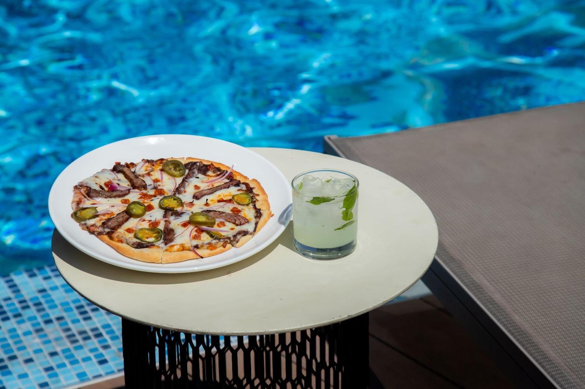 Camino Real Fashion Drive Monterrey Hotel San Pedro Garza Garcia Luaran gambar A pizza and a drink