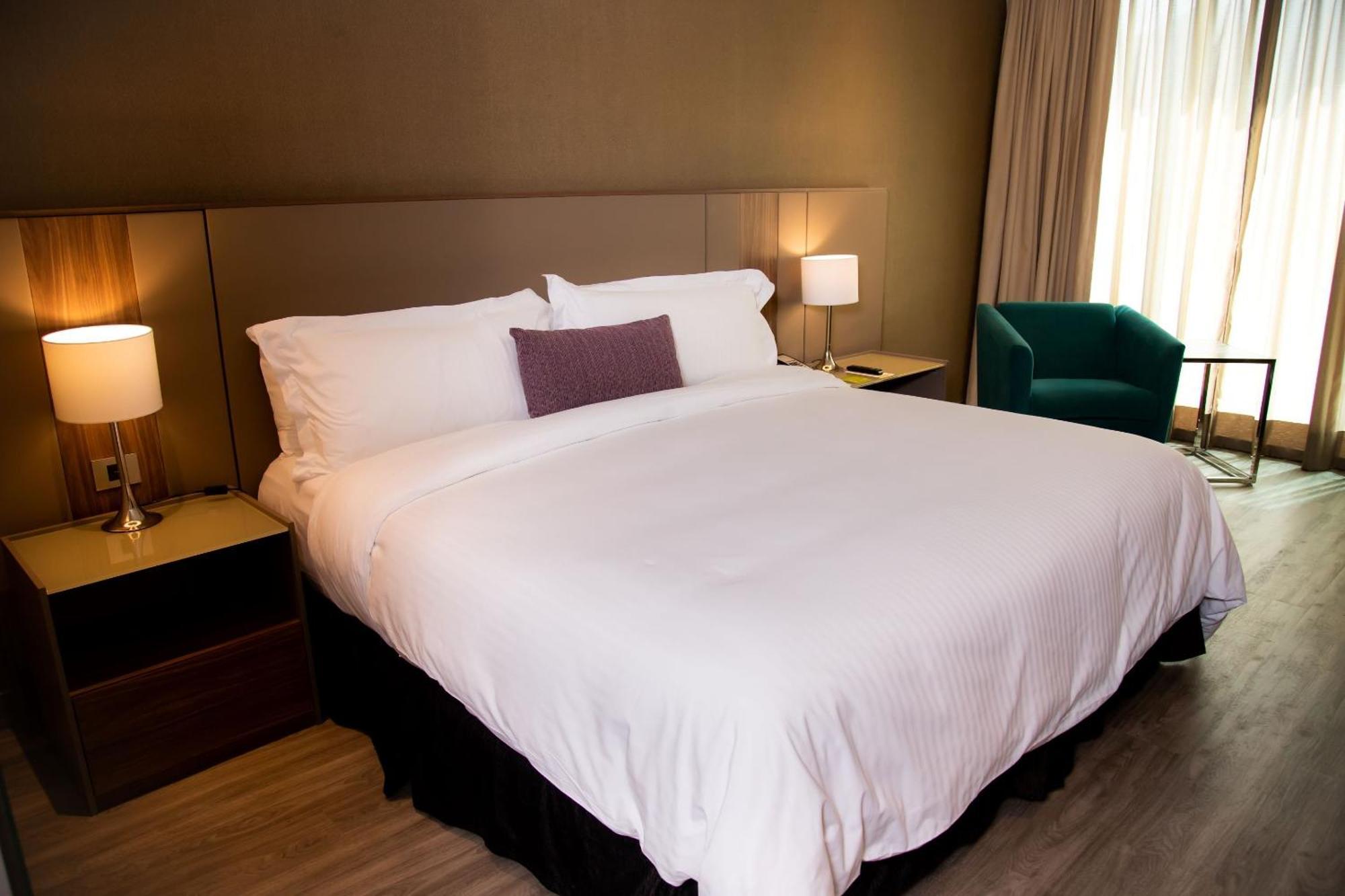 Camino Real Fashion Drive Monterrey Hotel San Pedro Garza Garcia Luaran gambar A bed with a duvet