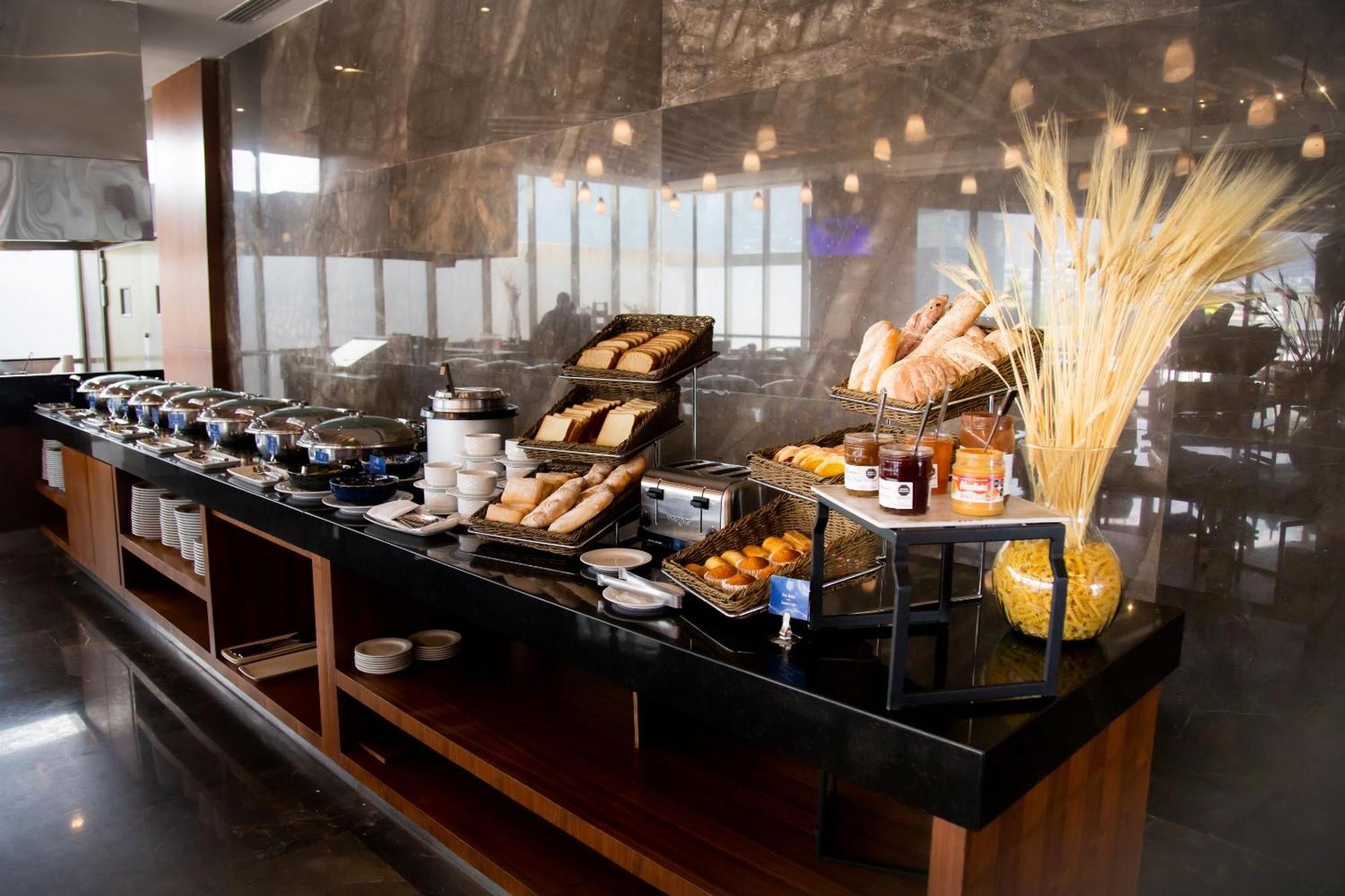 Camino Real Fashion Drive Monterrey Hotel San Pedro Garza Garcia Luaran gambar A buffet at a hotel