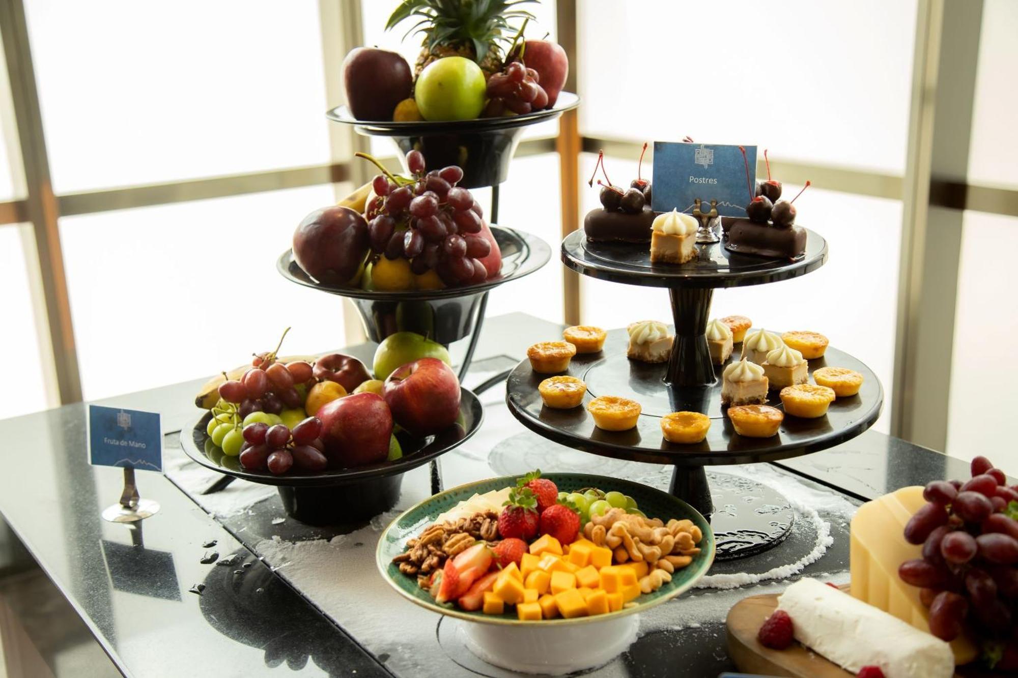 Camino Real Fashion Drive Monterrey Hotel San Pedro Garza Garcia Luaran gambar A fruit and dessert buffet
