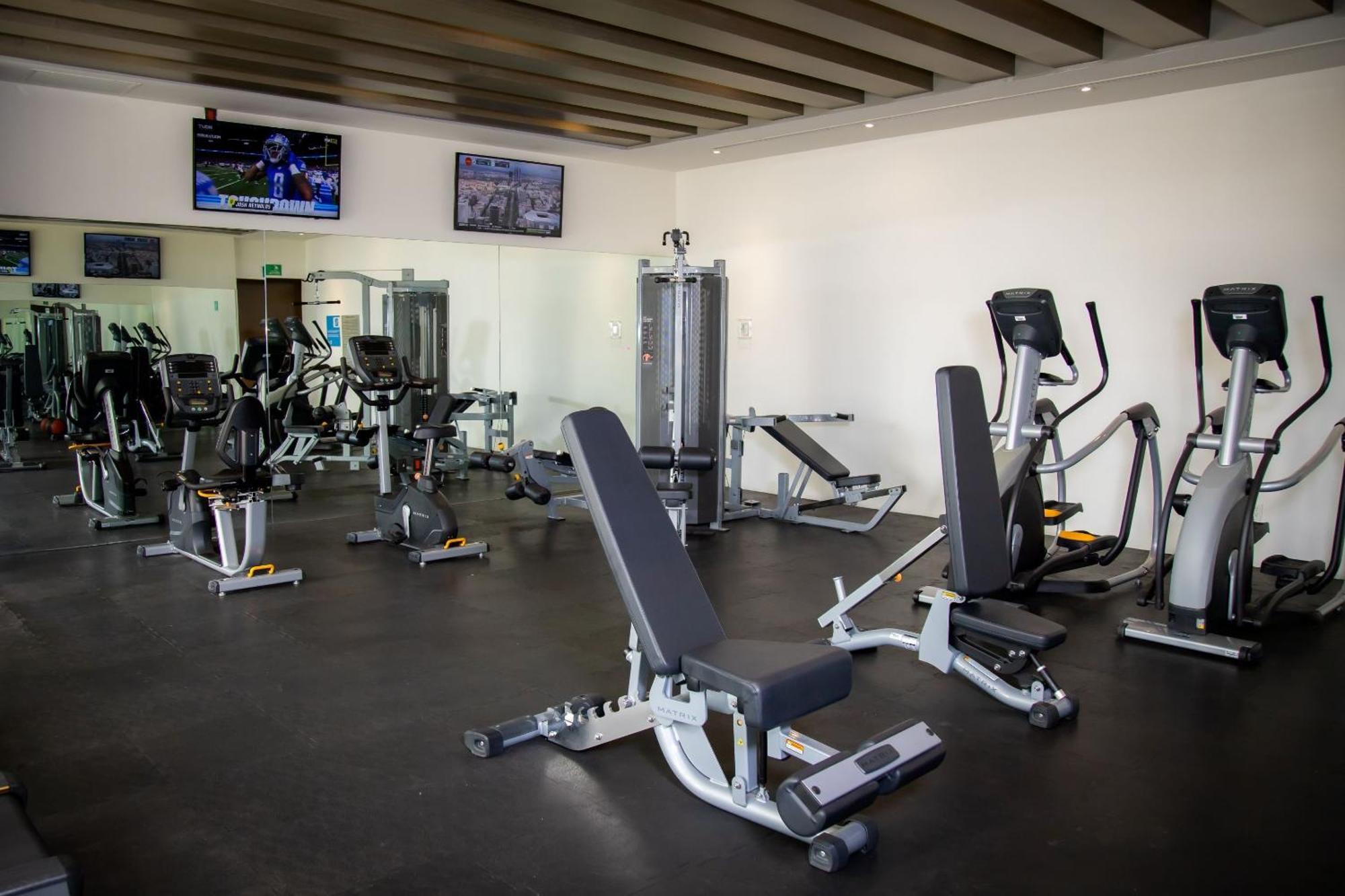 Camino Real Fashion Drive Monterrey Hotel San Pedro Garza Garcia Luaran gambar A gym at a hotel