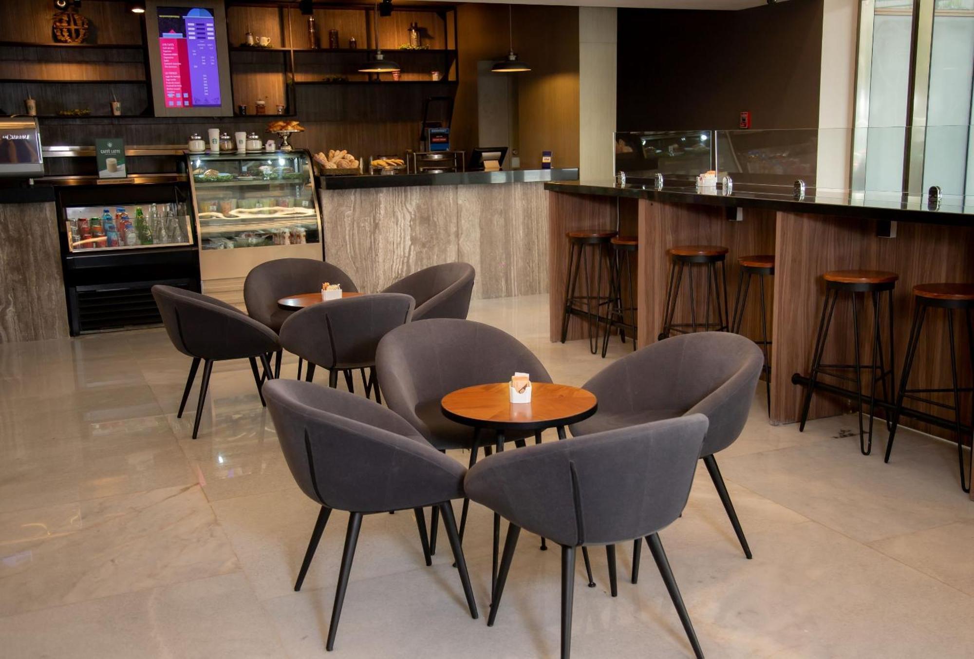 Camino Real Fashion Drive Monterrey Hotel San Pedro Garza Garcia Luaran gambar The lounge at the airport