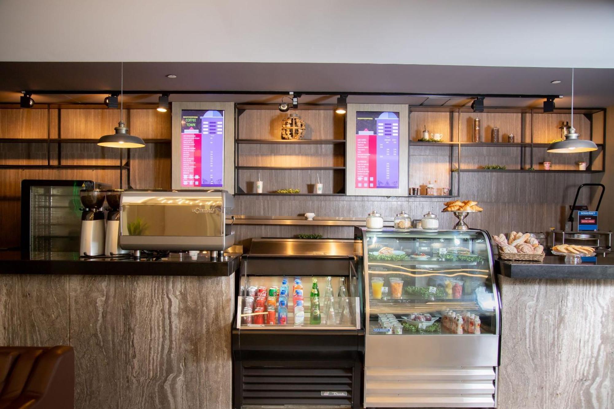 Camino Real Fashion Drive Monterrey Hotel San Pedro Garza Garcia Luaran gambar A coffee shop in the airport