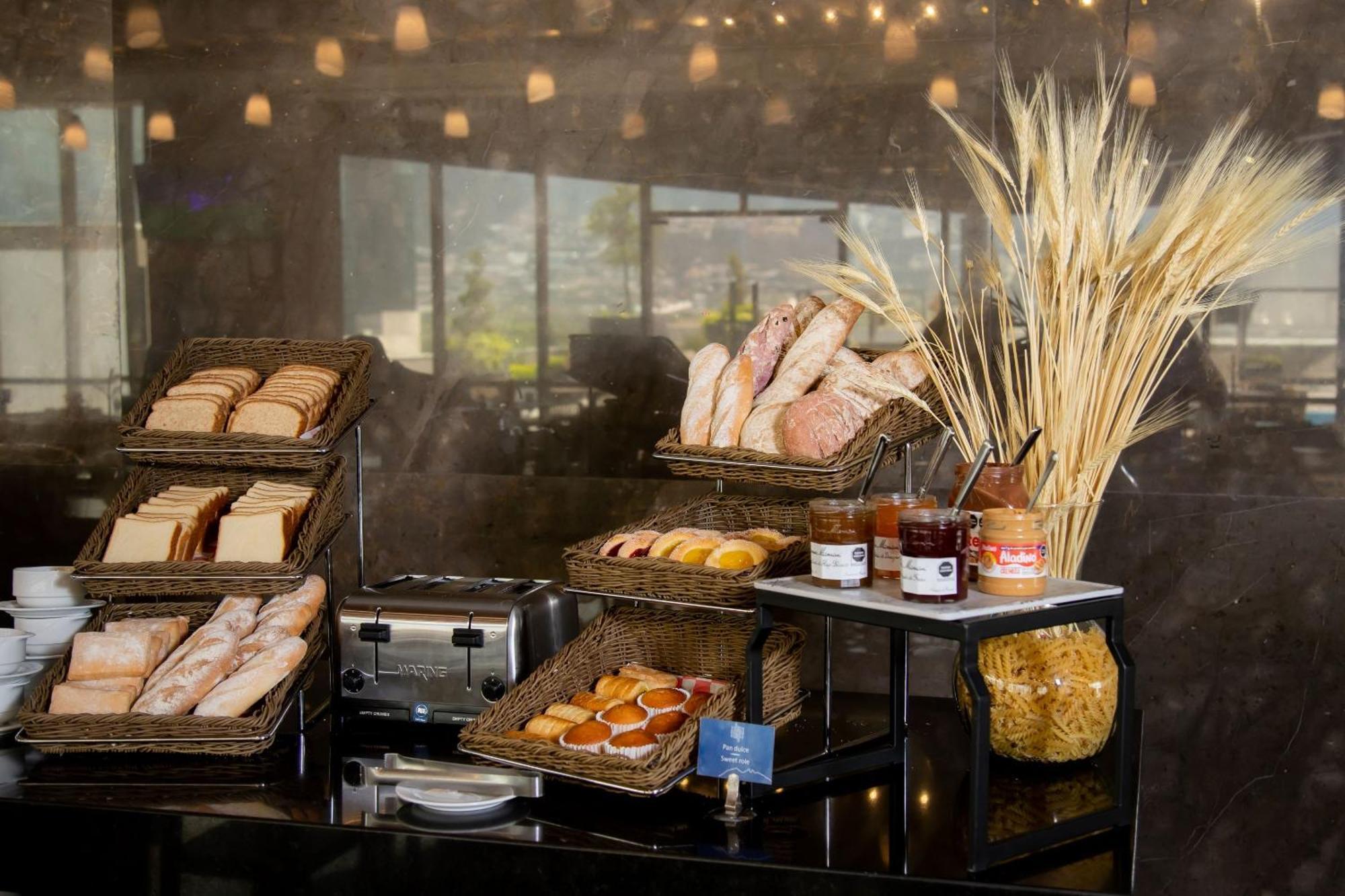 Camino Real Fashion Drive Monterrey Hotel San Pedro Garza Garcia Luaran gambar Bread and pastry display at a hotel