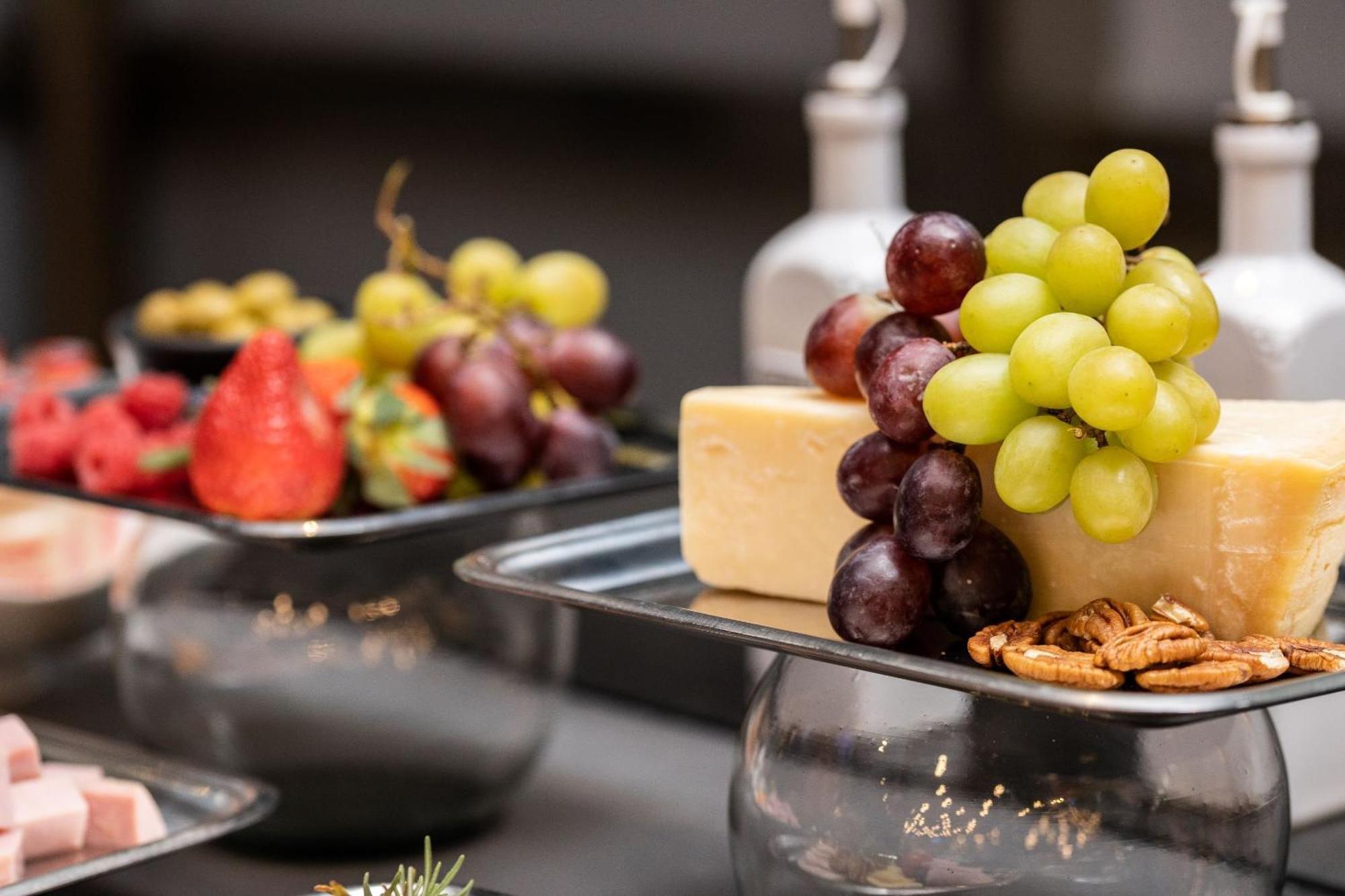 Camino Real Fashion Drive Monterrey Hotel San Pedro Garza Garcia Luaran gambar A cheese and fruit platter
